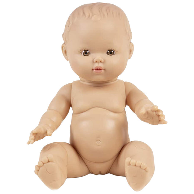 Minikane babypop van vinyl in huidskleur, zittend.