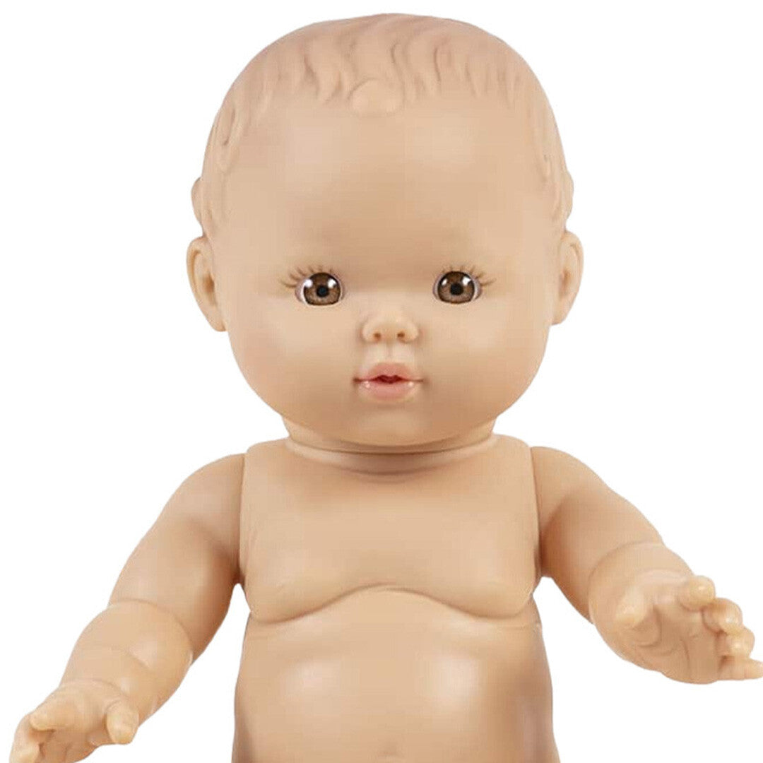 Detail van het gezicht en bovenlichaam van de Minikane babypop.