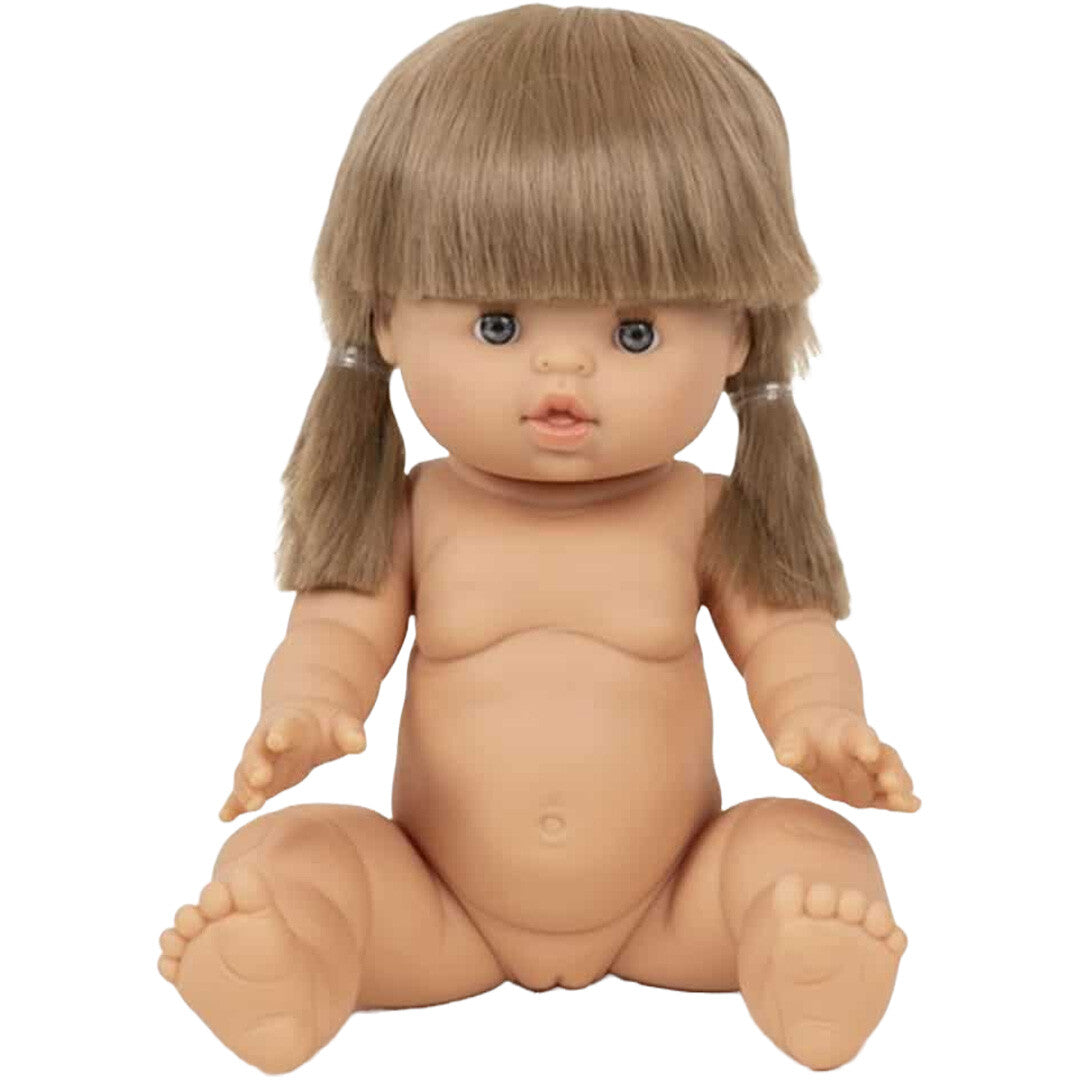 Minikane babypop Yzé met blond haar in staartjes, zittend.