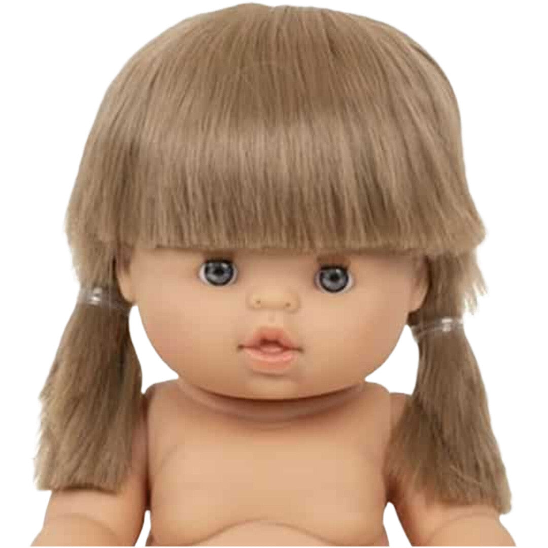 Close-up van het gezicht van de Minikane babypop Yzé met blond haar en blauwe ogen.