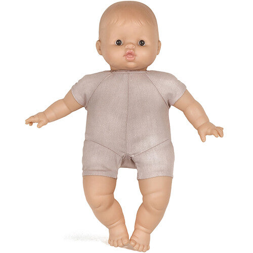 Paola Reina babypop Gaspard staand in een beige rompertje.