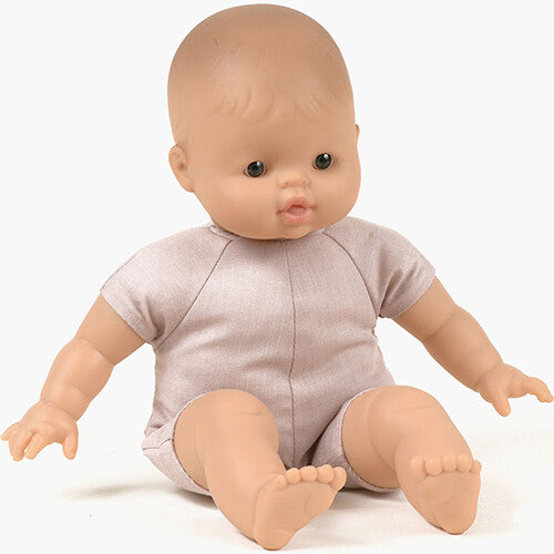 Paola Reina babypop Gaspard zittend in een beige rompertje.