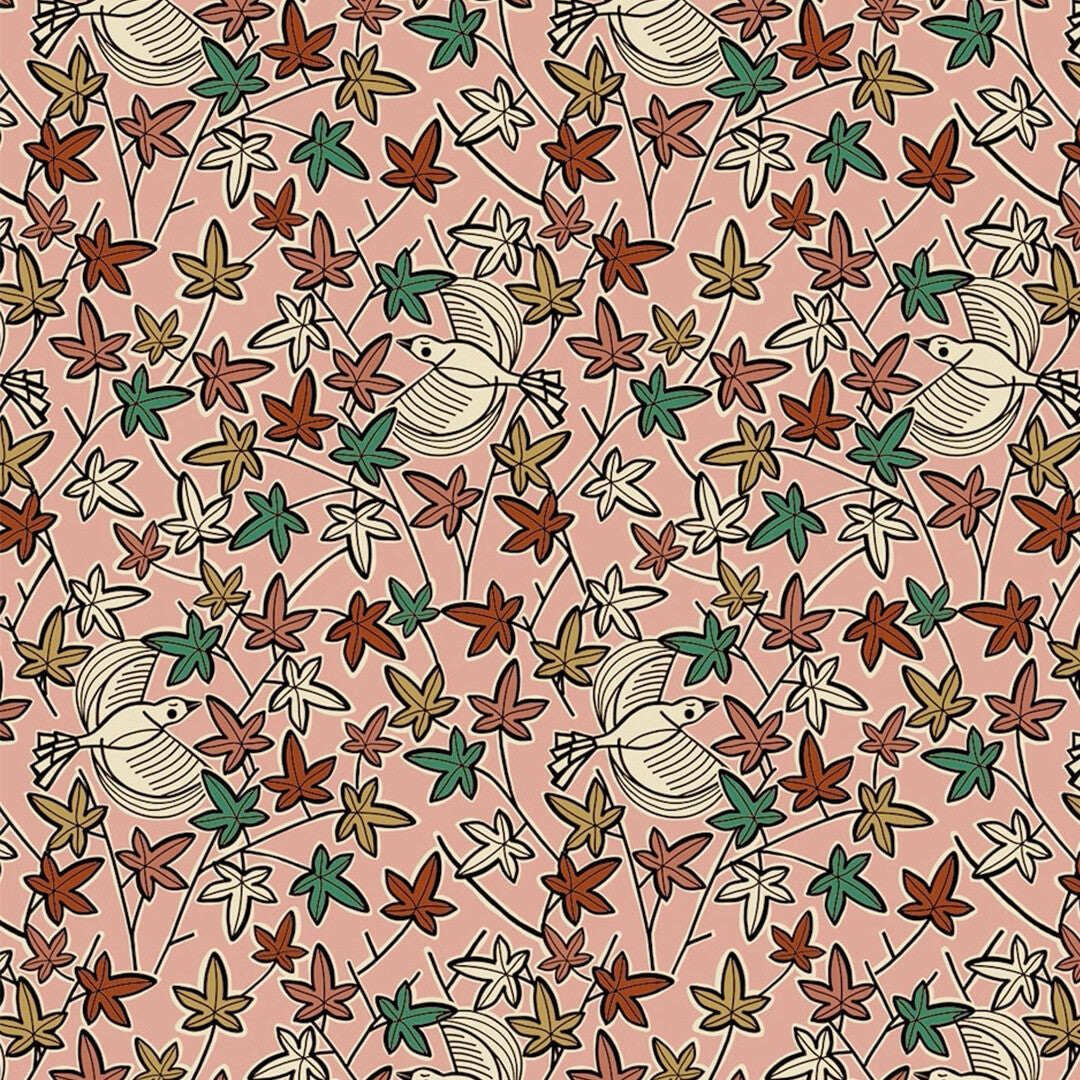 Detail van de roze stof met een patroon van bladeren en vogels.