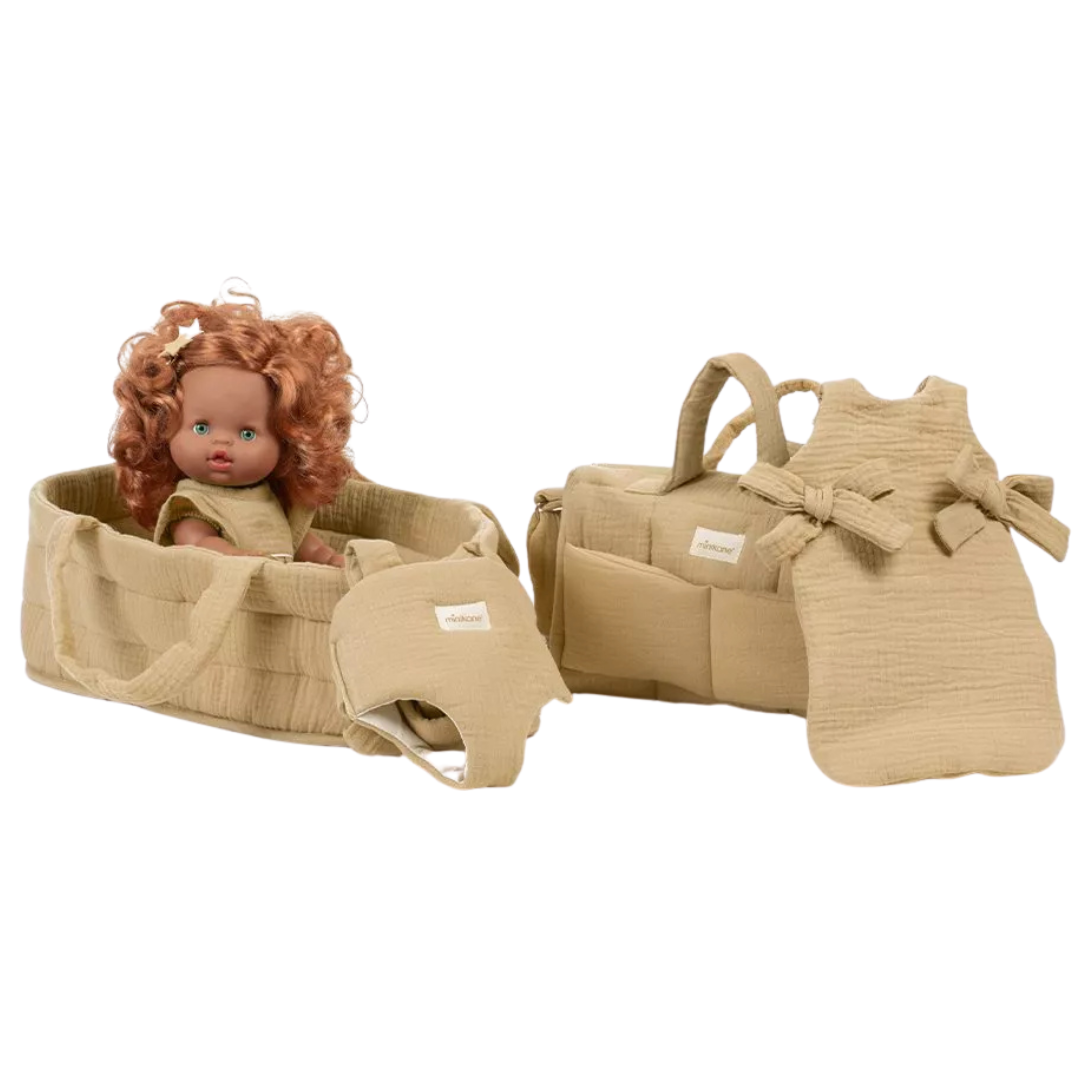 minikane beige poppenreiswieg met pop, bijpassende luiertas en poppenkleding.