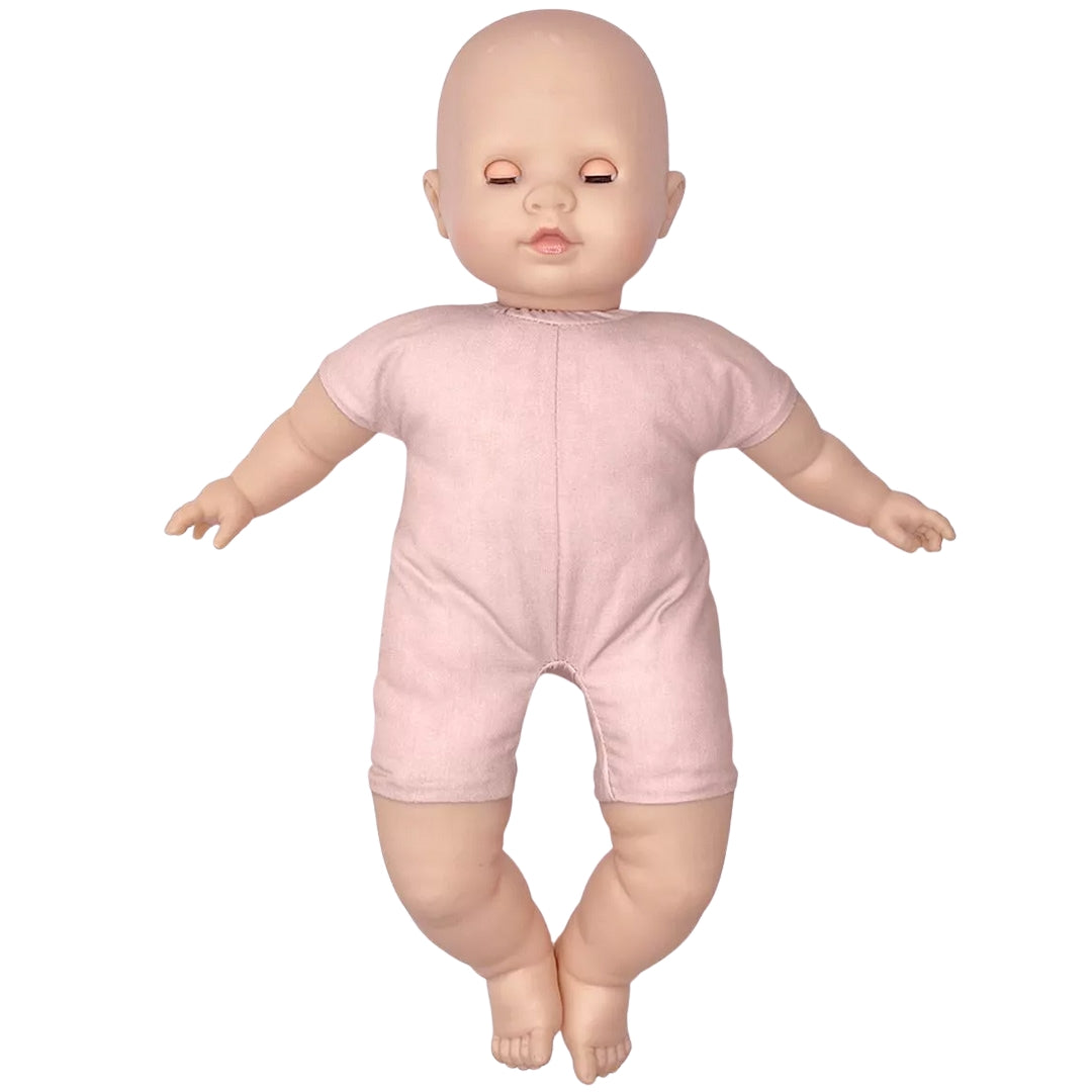 minikane babypop met gesloten ogen en een roze pakje.