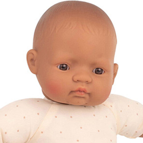 Detailfoto van het gezicht van de Miniland babypop met bruine huidskleur en stippenrompertje.