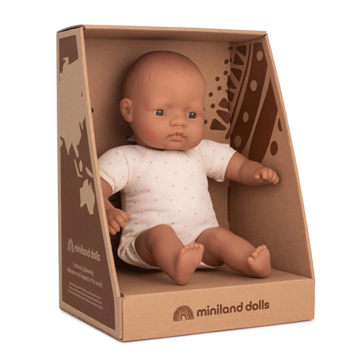 Miniland babypop met bruine huidskleur in de kartonnen verpakking.