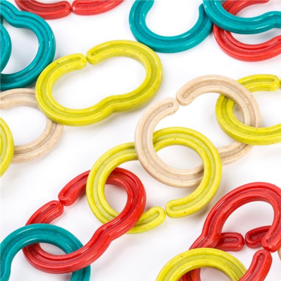 Detailfoto van de kleurrijke plastic schakels van de Miniland Eco Chains bouwset.