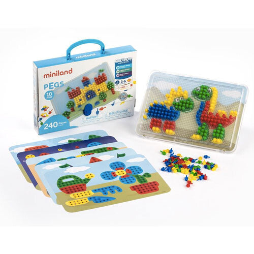 De Miniland Pegs mozaïekpuzzelset met verpakking, een dinosaurusontwerp in de puzzelbak, losse puzzelstukjes en voorbeeldkaarten.