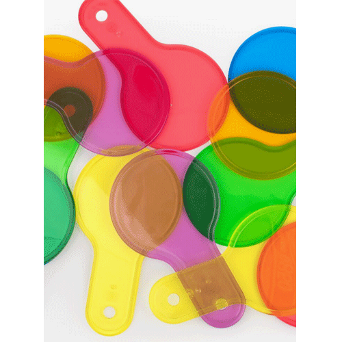 Detailfoto van overlappende transparante kleurpaletten in diverse kleuren.