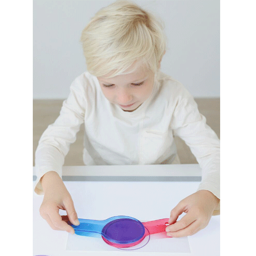 Een kind combineert een blauw en rood transparant kleurpalet tot paars op een witte ondergrond.