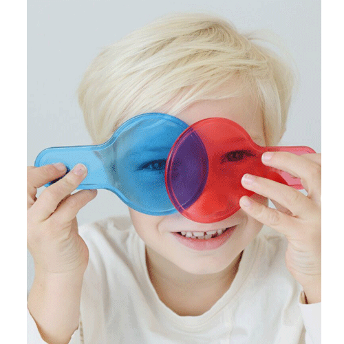 Een kind kijkt door een blauw en rood transparant kleurpalet voor zijn ogen.