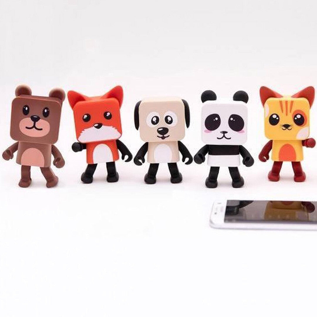 Vijf Mob bluetooth speakers in de vorm van een beer, vos, hond, panda en kat, op een rij voor een smartphone.