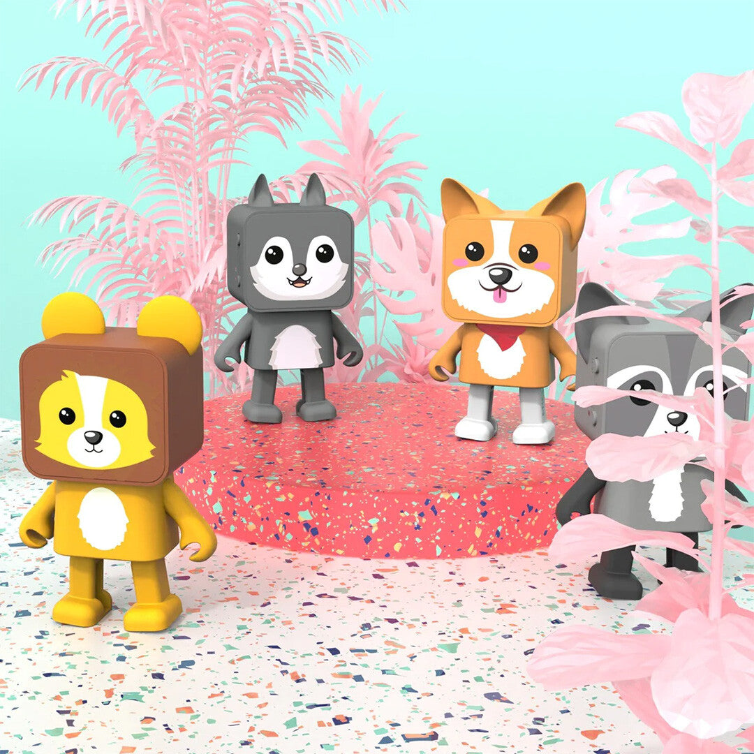 Collectie mob bluetooth speakers in de vorm van verschillende dieren, waaronder een wolf, leeuw en corgi, in een roze setting.