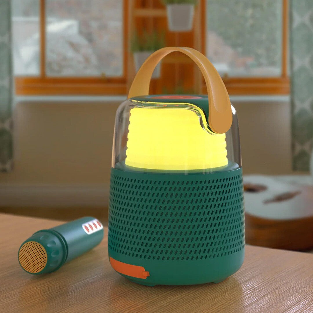mob karaokeset in blauwgroen met warmgele verlichting en microfoon op een houten tafel.