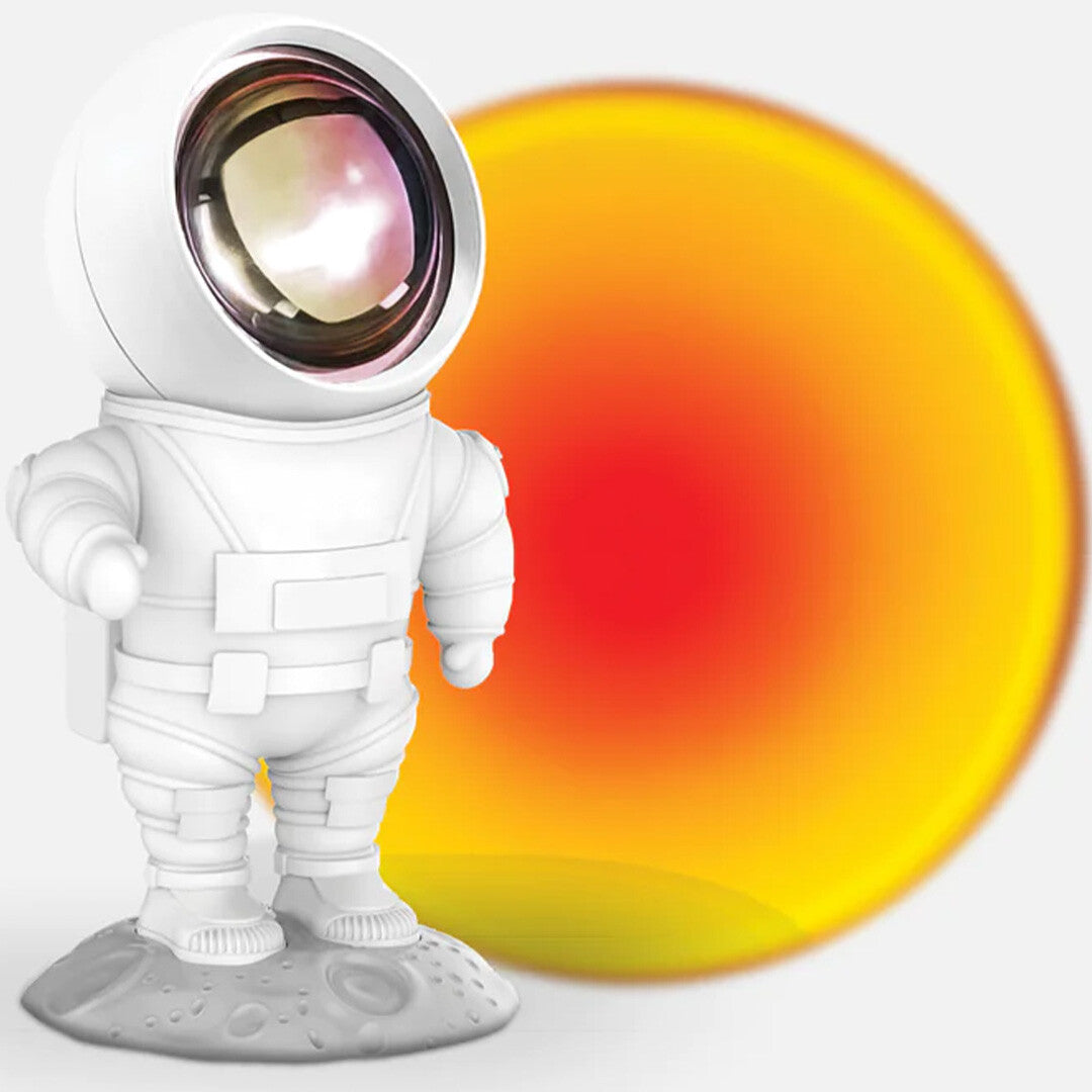 mob astronaut nachtlampje met een oranje zonsondergang projectie op de achtergrond.