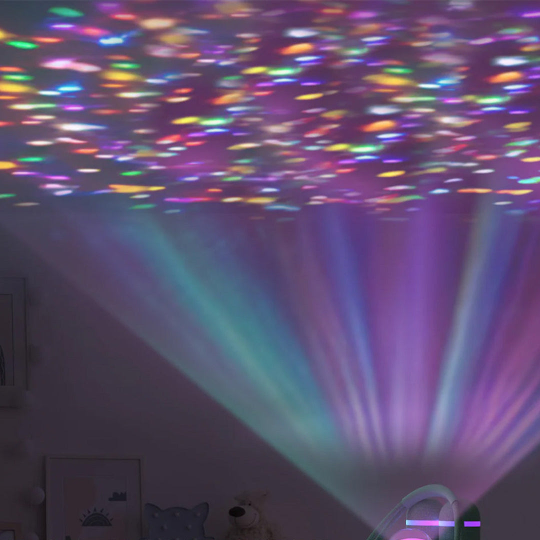 De mob karaokeset projecteert kleurrijke regenboogpunten op het plafond en de muur.