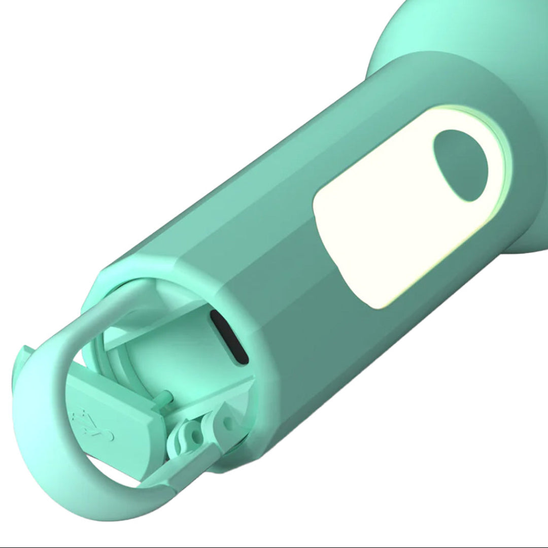 Detail van de onderkant van de lichtblauwe mob Glowy zaklamp met een haak en USB-oplaadpoort.