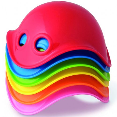 Moluk Bilibo Mini babyspeelgoed, een stapel van zes kleurrijke plastic schelpen.