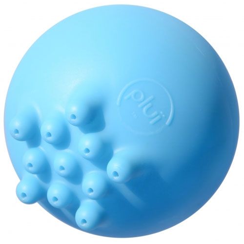 Detail van de onderkant van de Moluk blauwe Pluï regenbal met watergaatjes en logo.