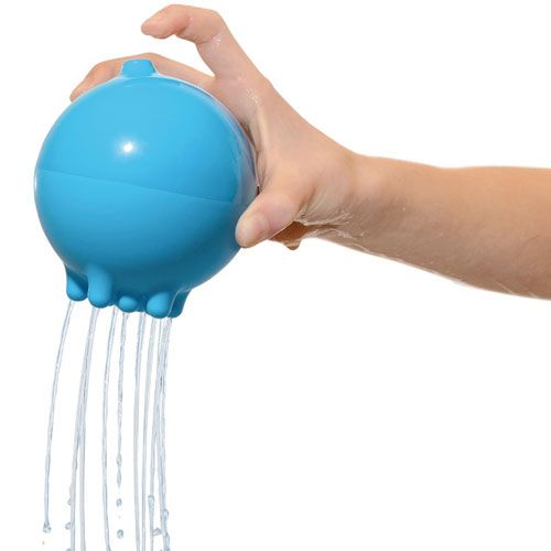 Een hand houdt de Moluk blauwe Pluï regenbal vast waar water uit stroomt.