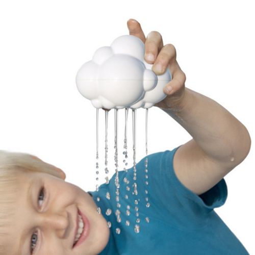 Moluk Pluï regenwolk badspeelgoed dat water sproeit over een lachend kind.