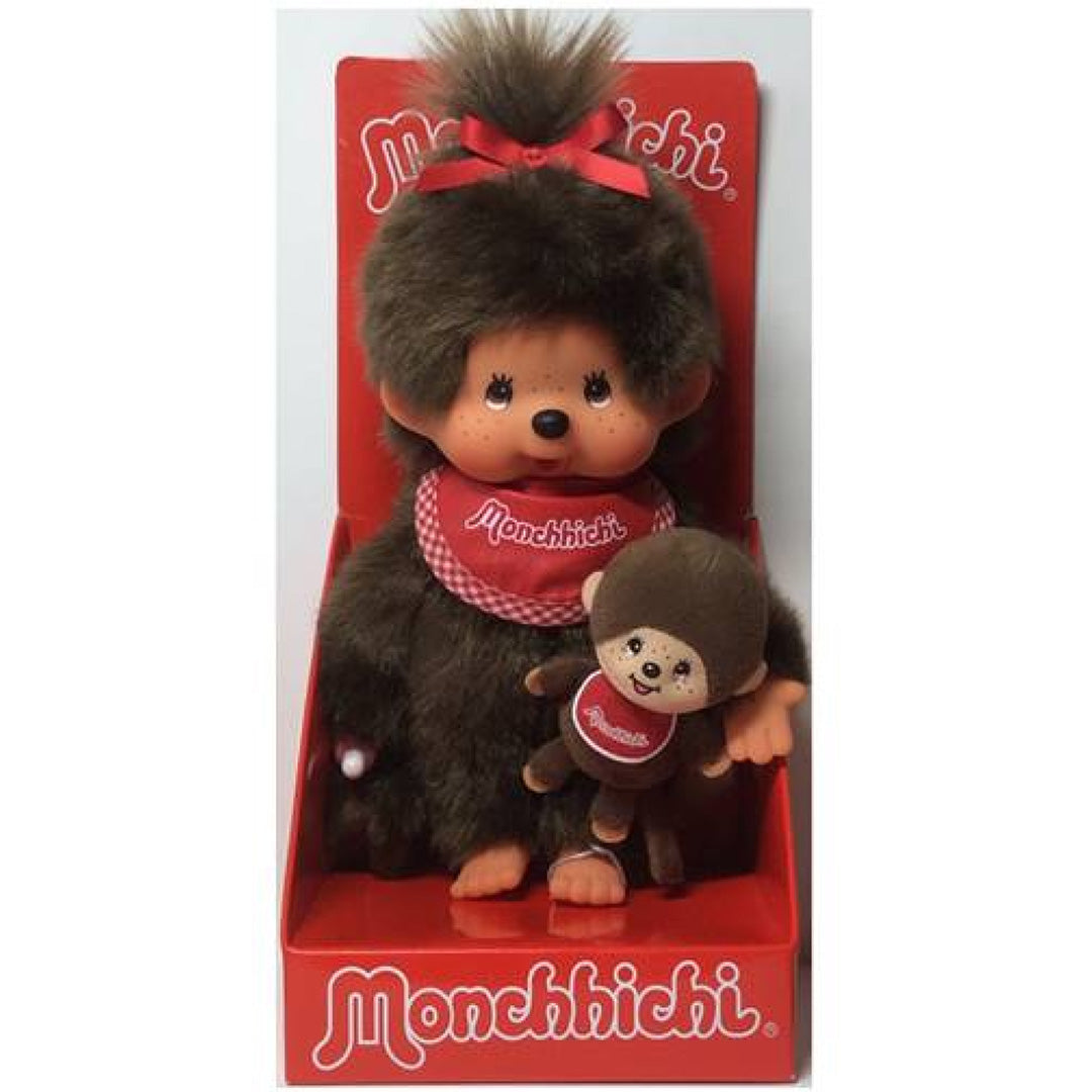 Monchhichi pop meisje met een mini Monchhichi in de rode verpakking.