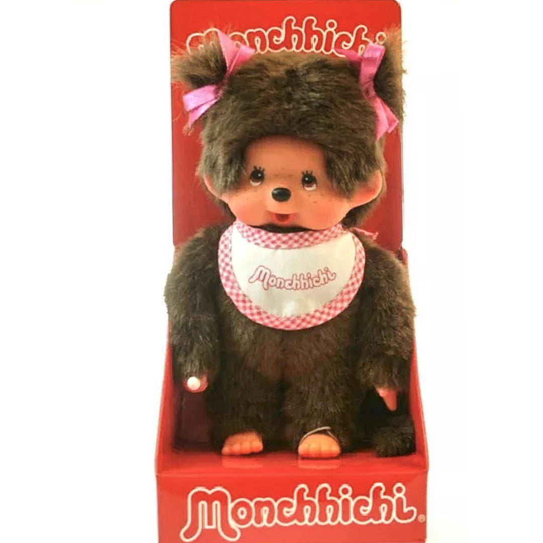 Monchhichi meisje pop in de rode productverpakking.