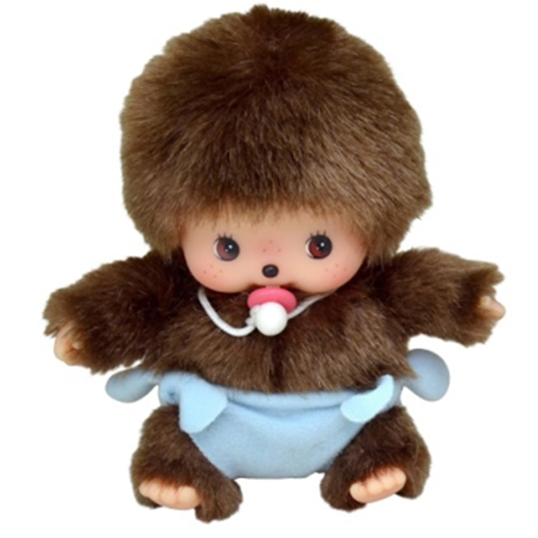 Monchhichi pluchen pop met bruine vacht, blauwe luier en speen.