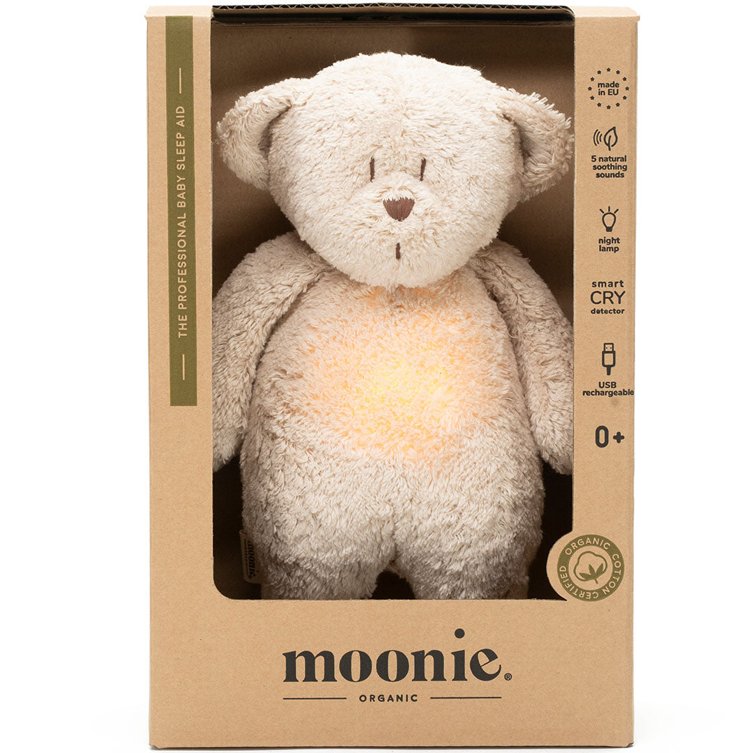 Moonie pluchen knuffelbeer in de kartonnen verpakking, met productinformatie.