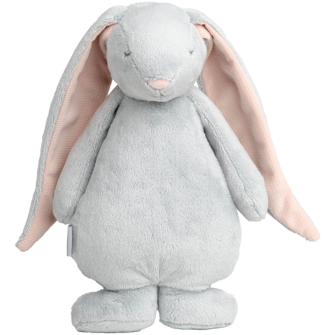 moonie pluchen babyspeelgoed konijn, grijs met roze oren, staand.