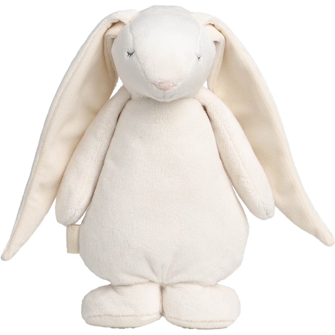 moonie knuffelkonijn, staand met lange oren en gesloten ogen.