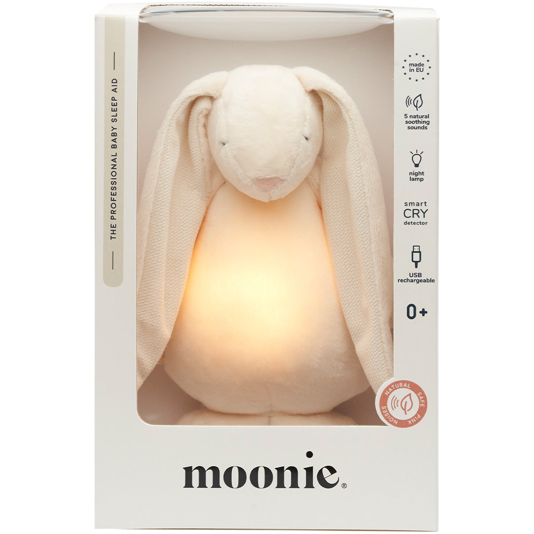De verpakking van het moonie knuffelkonijn met nachtlamp, met het konijn zichtbaar in de doos.