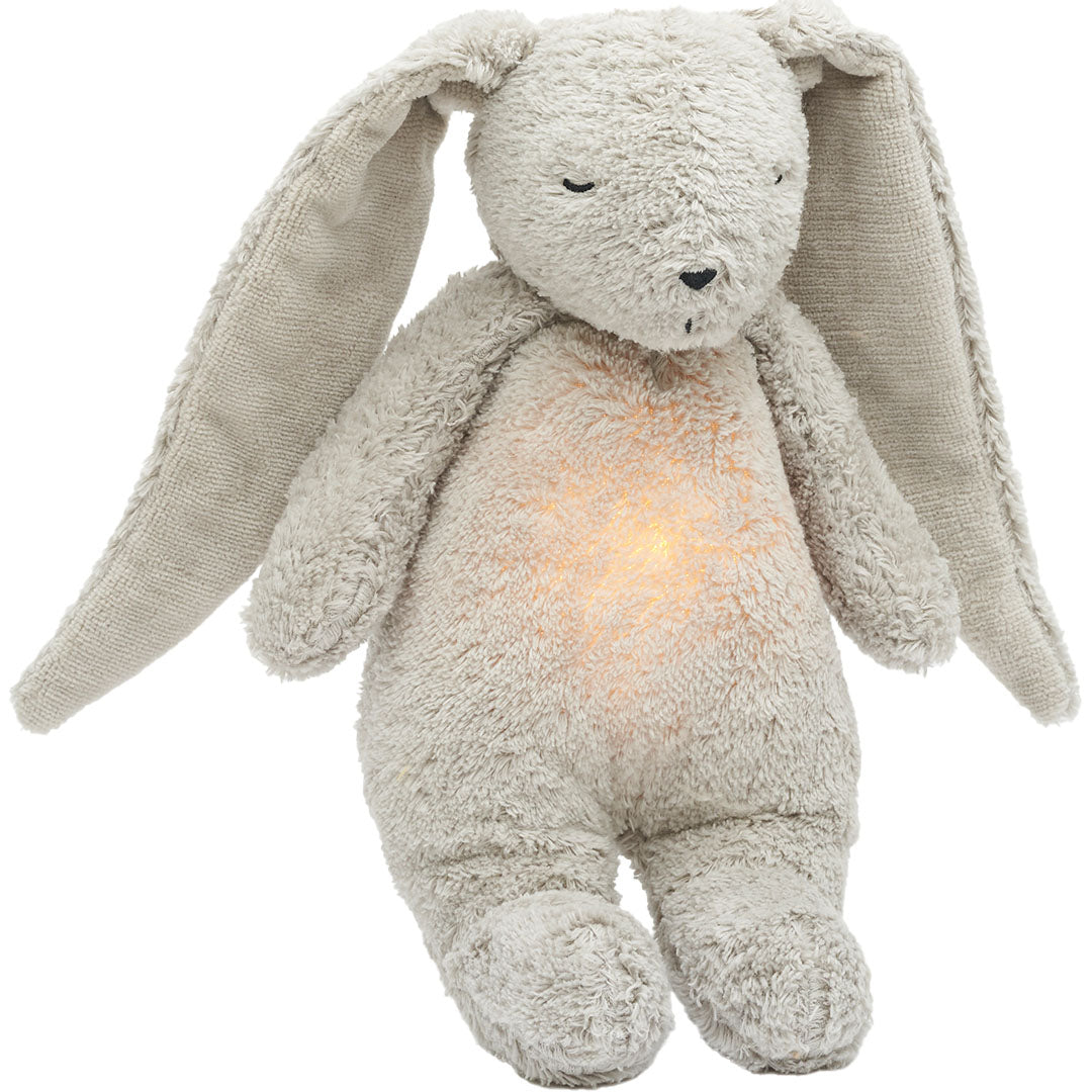 moonie knuffelkonijn met nachtlamp, de buik licht oranje op.