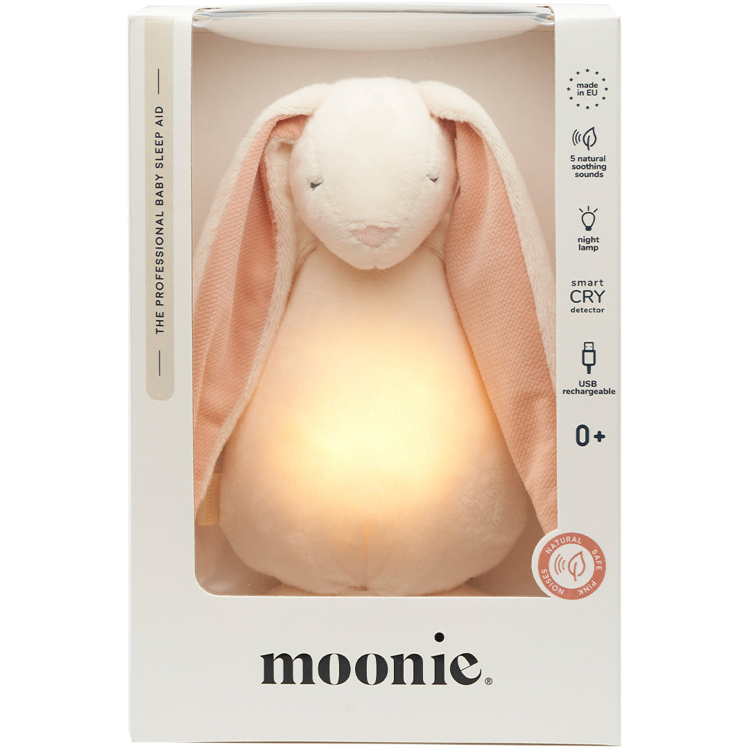 De verpakking van het Moonie knuffelkonijn met nachtlamp, met het konijn zichtbaar en productkenmerken.