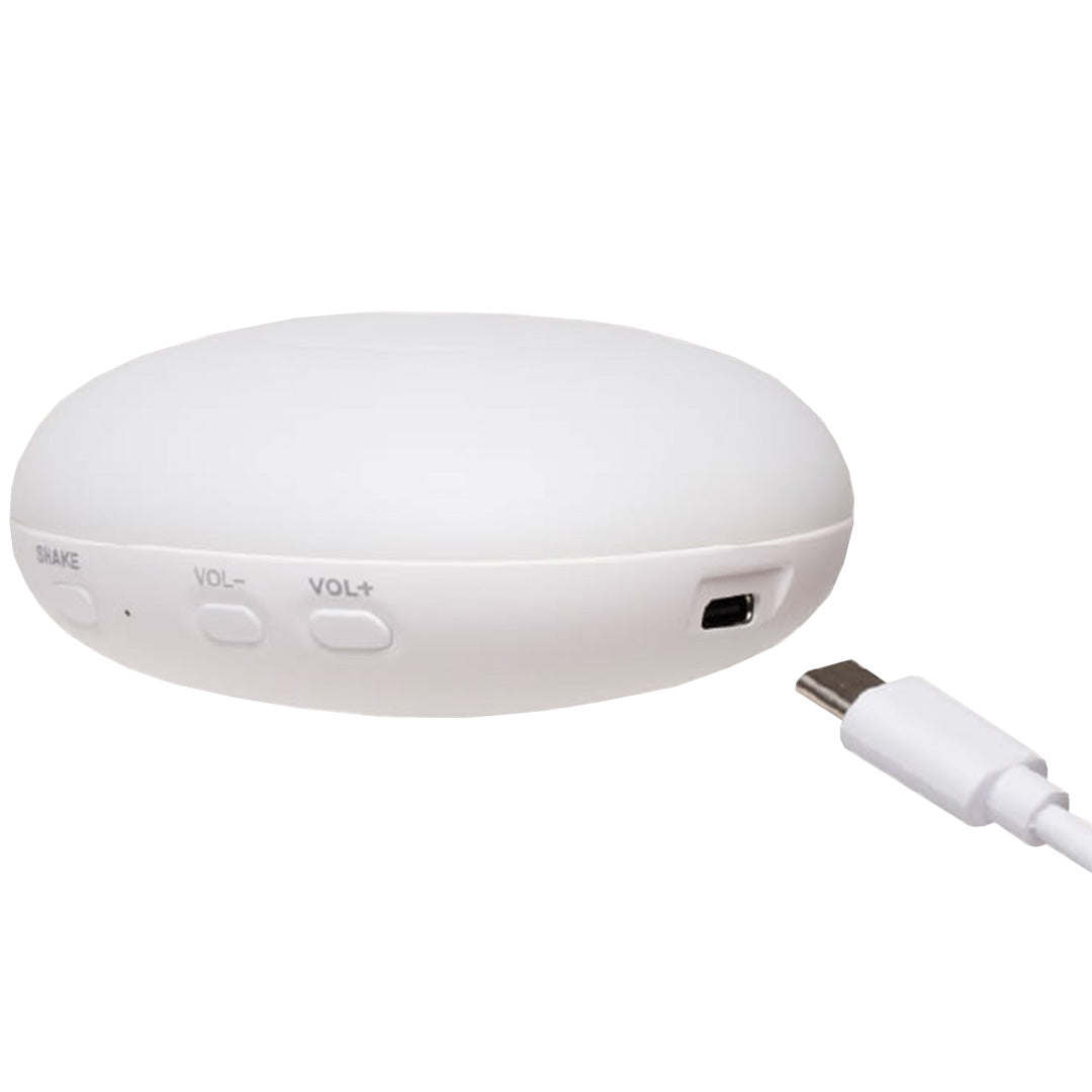 Het witte, ovale binnenwerk van het Moonie knuffelkonijn met aangesloten USB-oplaadkabel.
