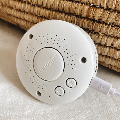 Detail van de witte moonie control unit met knoppen en USB-aansluiting.