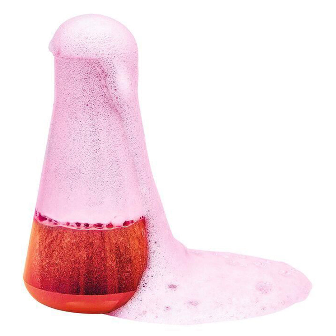Een erlenmeyer met een rode basis waaruit roze schuim overstroomt, als onderdeel van een experiment.