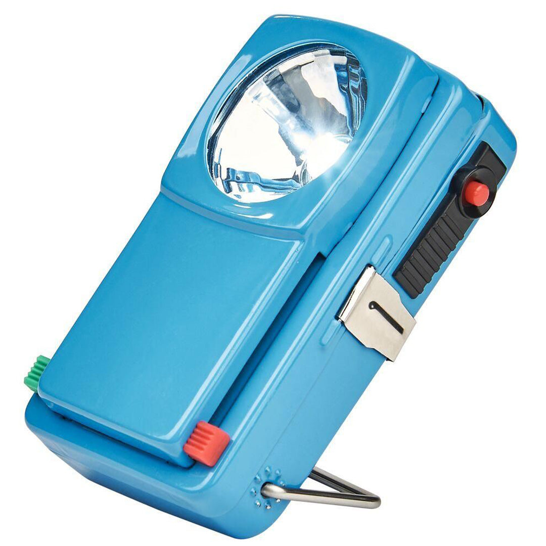 Een schuin bovenaanzicht van de blauwe moses. morsecode zaklamp met een metalen standaard.