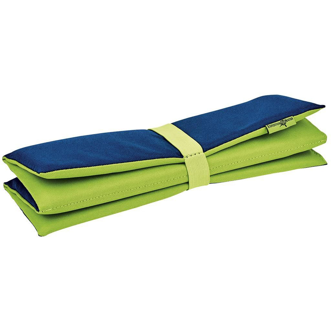 moses. opvouwbare zitmat voor kinderen, compact opgevouwen en vastgezet met een band.