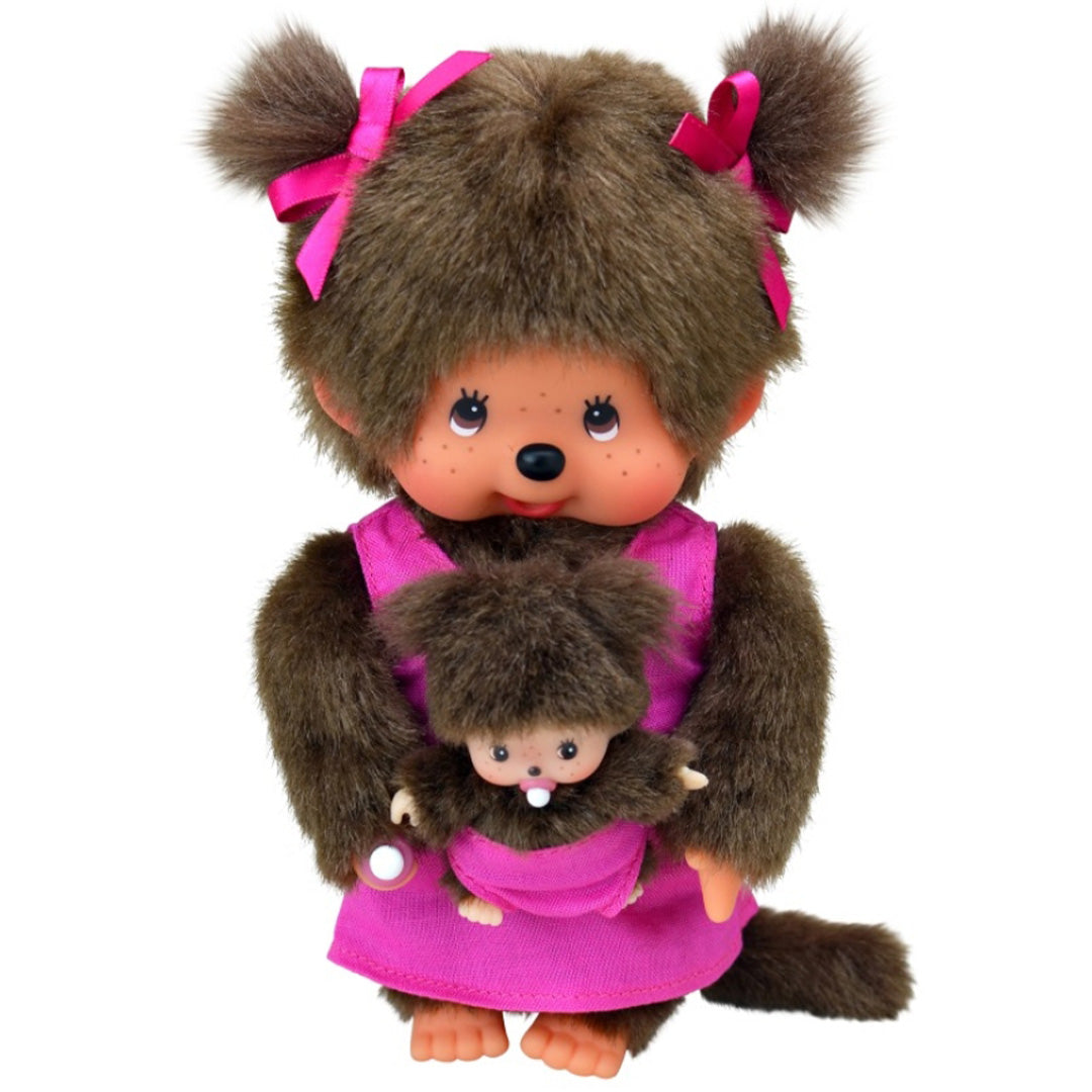 Monchhichi pop moeder met baby in roze draagzak.