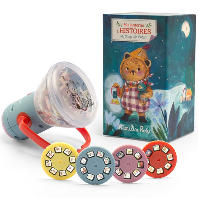 Moulin Roty 3-in-1 projector met vier verhalen discs en de productverpakking met een beer.