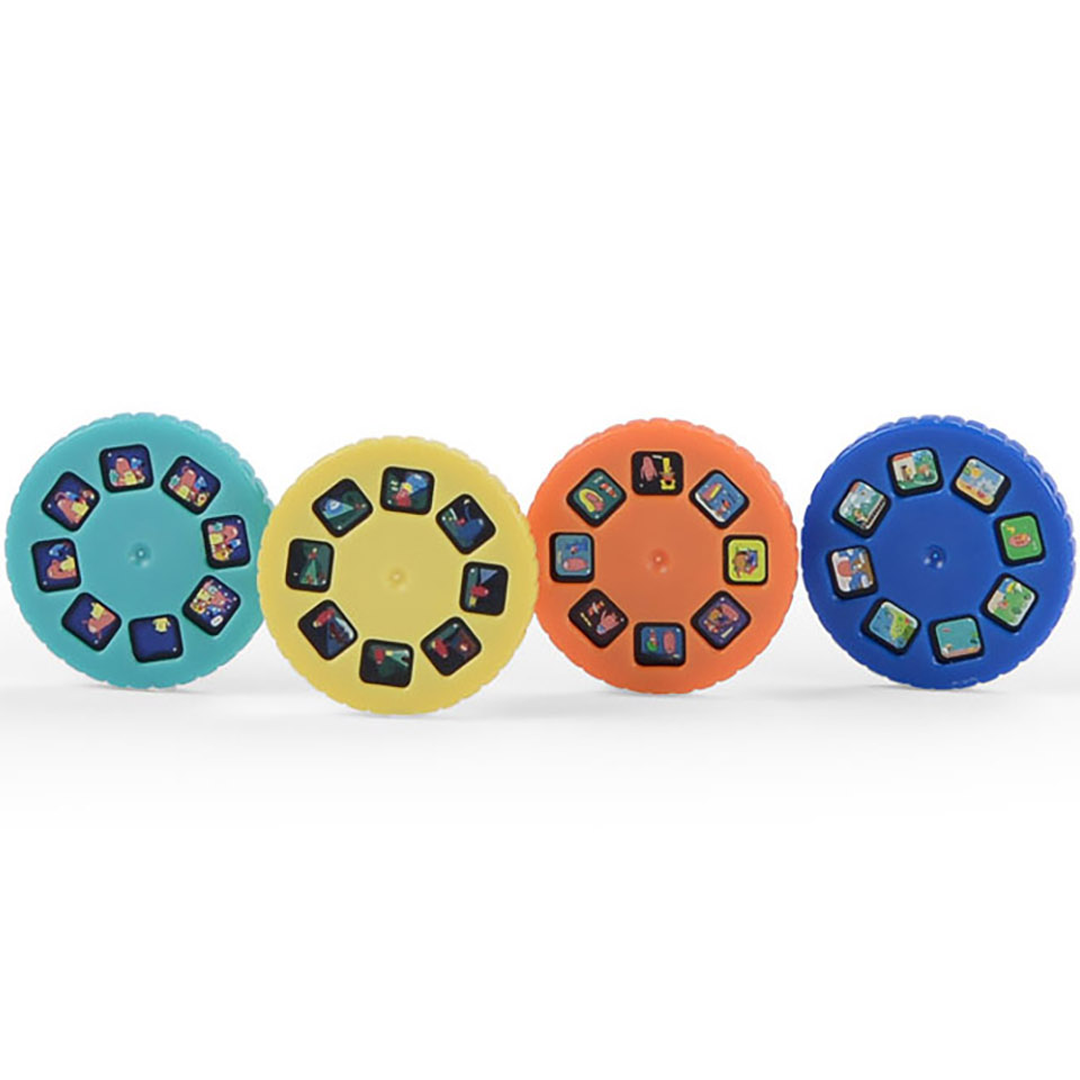 Vier gekleurde projectieschijven met verschillende figuren, in de kleuren turquoise, geel, oranje en blauw.