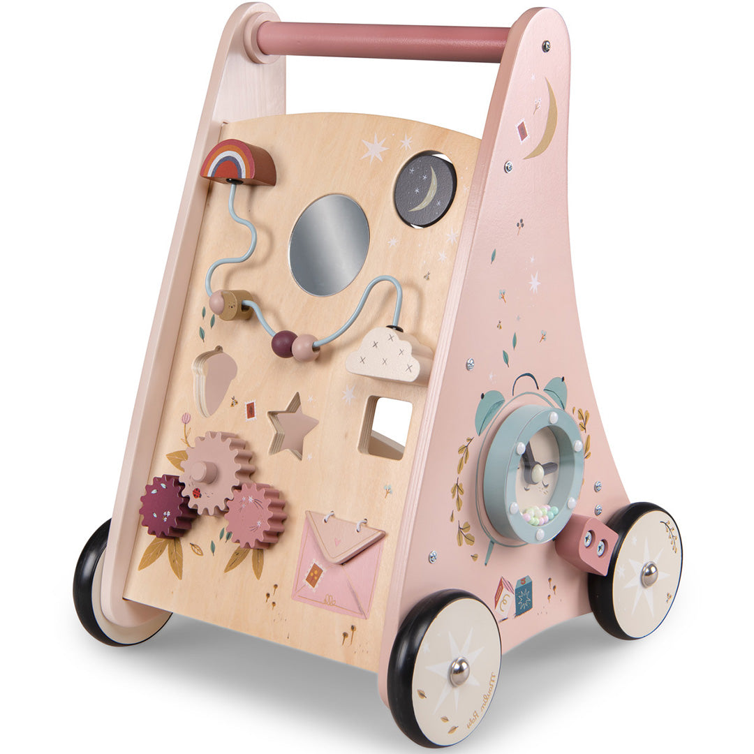 Moulin Roty houten activiteiten loopwagen in roze met diverse speelelementen en een Après la Pluie thema.
