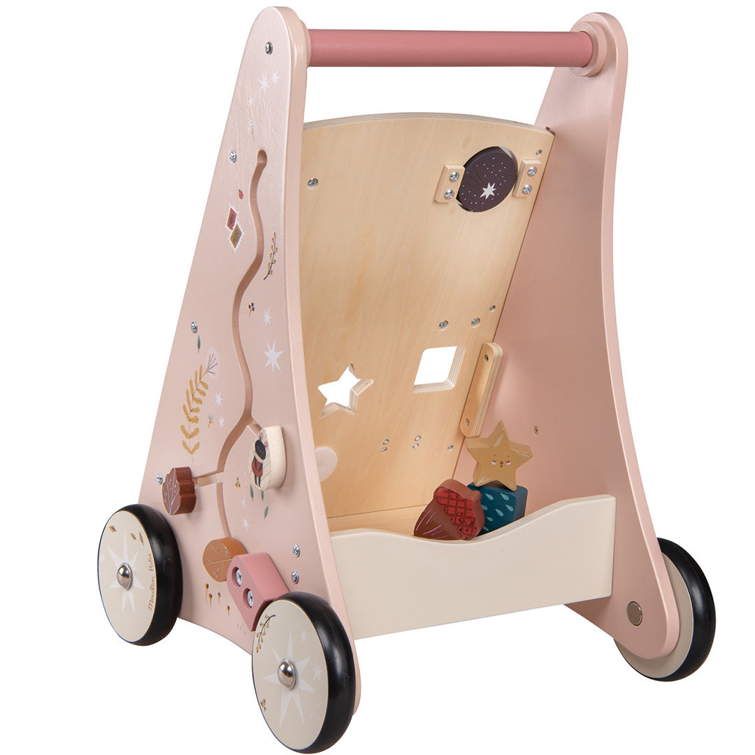 Moulin Roty houten activiteiten loopwagen, gezien vanaf de achterkant met opbergruimte en houten vormen.