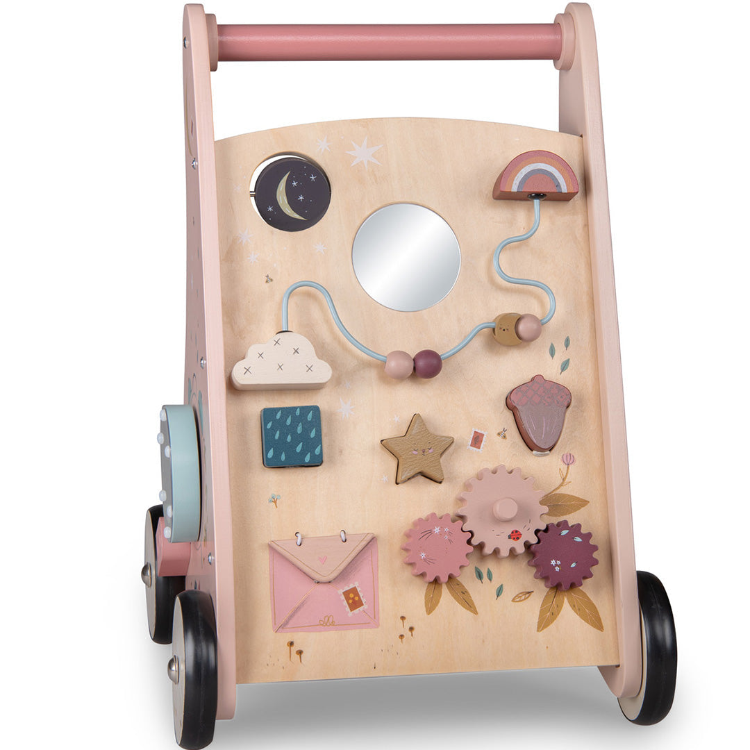 Moulin Roty houten activiteiten loopwagen met een roze frame en een speelbord vol sensorische elementen.