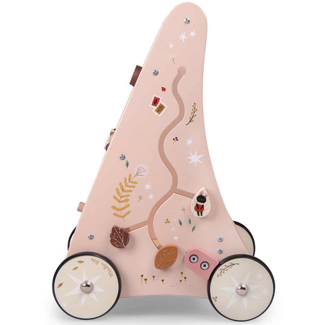 Zijkant van de Moulin Roty houten activiteiten loopwagen met roze frame en geïllustreerde details.