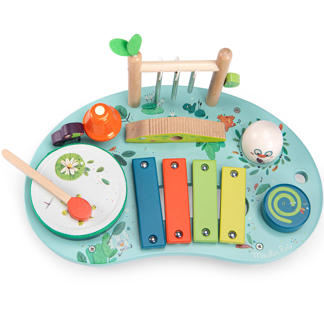 Moulin Roty muzikale activiteiten tafel met jungle thema, inclusief drum, xylofoon en bel, van bovenaf gezien.