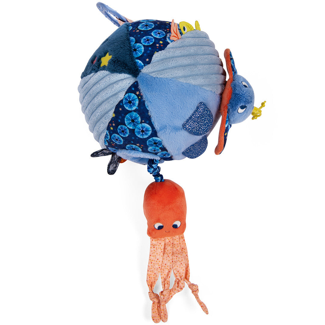 Moulin Roty activiteitenbal met een oranje octopus die eronder hangt.