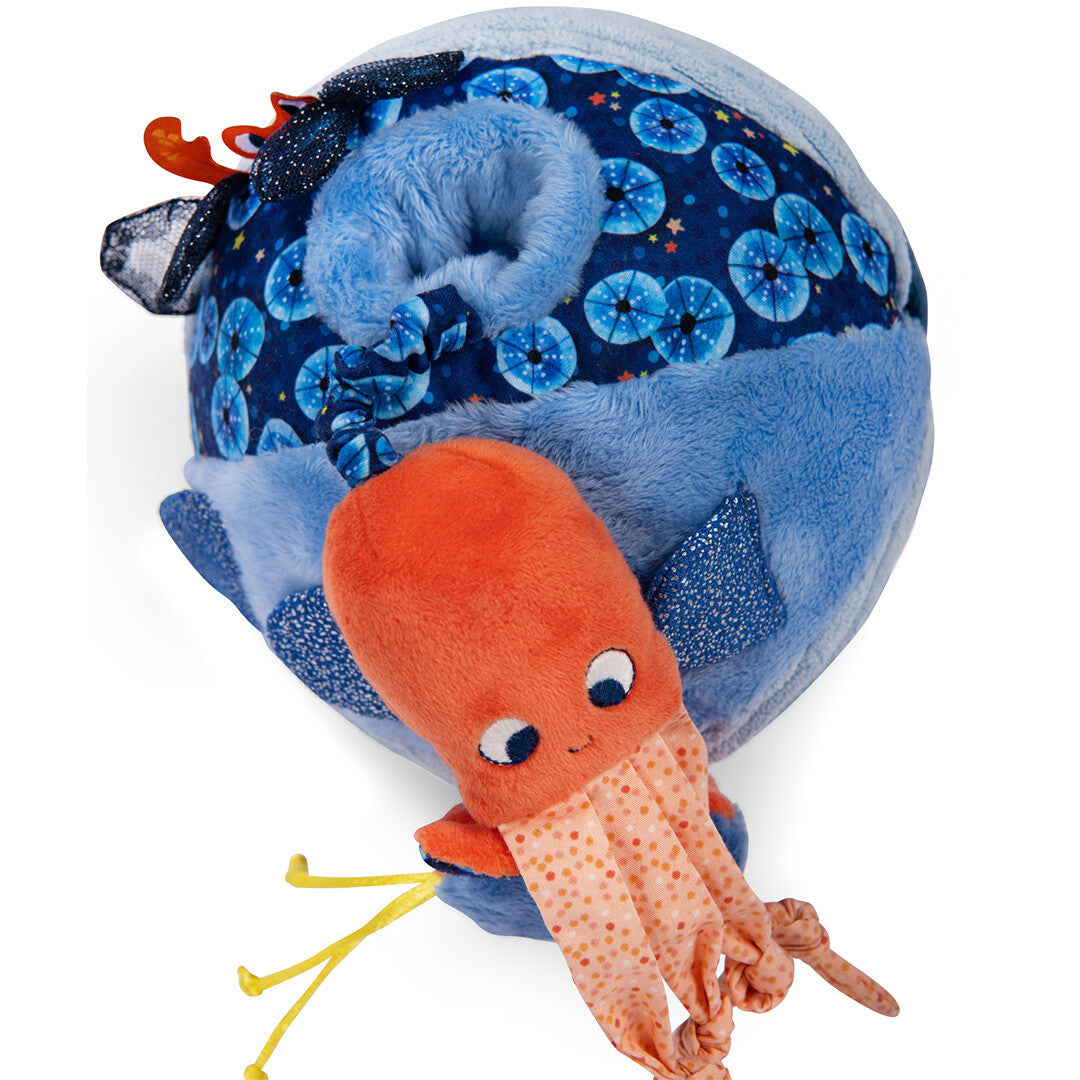 Moulin Roty activiteitenbal met een oranje octopus knuffel aan de zijkant.